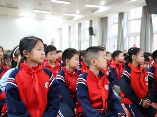 【信•共育•同行】护航成长 健康同行｜泰安市崇信学校三年级级部开展“家长进课堂”活动