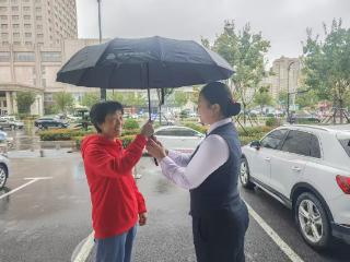 莱芜农商银行营业部：雨中显温情 服务暖人心