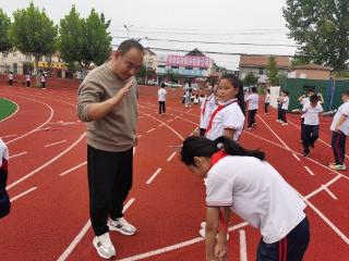 淄博市高青县常家中心小学：校长来给我们指导啦