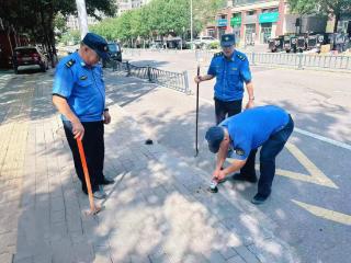 济南市中区十六里河：消除路面地钉隐患，保障居民出行安全