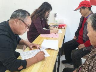 金秋送爽双节至 情暖泉村敬夕阳——泰山区徐家楼街道下水泉村为60岁以上老人发放节日福利