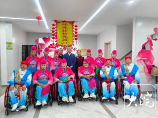 国内首支“轮椅花鼓灯队”迎来首秀 冒雨义务演出感染观众撑伞观看