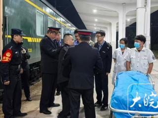 深夜列车上旅客突然昏倒，固镇火车站开辟绿色通道紧急救助