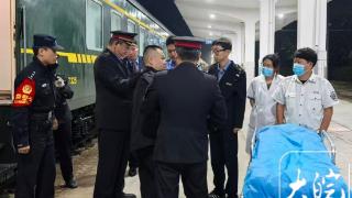 深夜列车上旅客突然昏倒，固镇火车站开辟绿色通道紧急救助