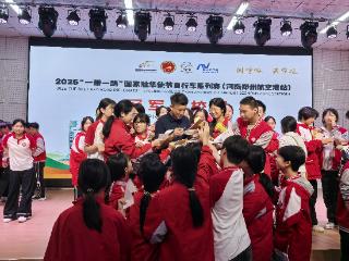 “可以摔倒，但不能躺下！”冠军进校园，传奇车手点燃港区少年梦
