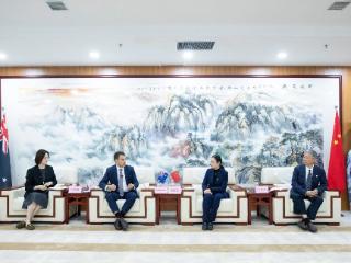澳大利亚驻华大使馆商务参赞访问郑州信息工程职业学院