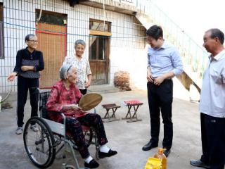 邹平市韩店镇开展“百岁贺‘双节’ 家国共安康”走访慰问活动