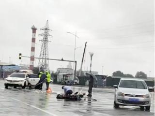 路遇车祸伤者及时伸援手，烟台山医院医生冒雨跪地施救