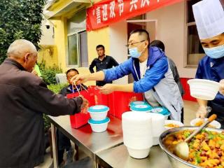 喜迎双节情暖桑榆，秦三村敬老宴飘香