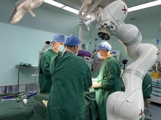 从顾虑重重到喜笑颜开：看智能机器人如何为她量身定制“新关节”