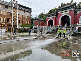 武当山环卫所：扮靓城市迎双节，环卫聚力展新颜