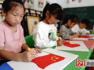 河北邢台经济开发区：制作布嵌画迎国庆