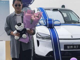 李连杰现身北京鸿蒙智行服务中心，提车白色新款智界R7