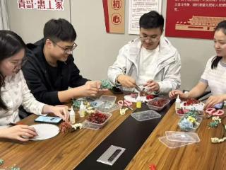 “青苗茁壮·正当时”——CCB建融家园·苗岭路人才家园开展手工永生花团扇活动