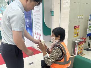 农行临沭振兴支行：风雨见真情 热水暖人心