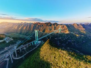 述评：一桥飞架峡谷间，万里风光入画来——花江峡谷大桥以 “天堑通途” 之笔，绘就贵州西线黄金旅游带新图景