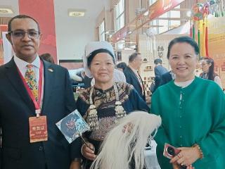 因绣结缘，木兰绣娘共绘乡村振兴图