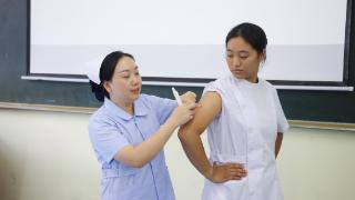 四川托普信息技术职业学院优秀教师严小欧：从临床一线到三尺讲台，她用生命经验点亮课堂