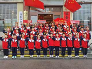 表白我的国 与国旗合影为祖国庆生——新泰市西张庄镇举办国庆主题活动