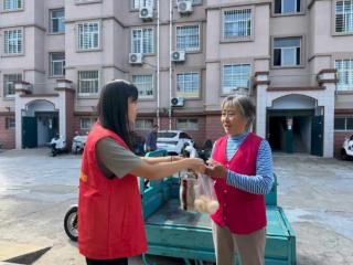 新泰市青云街道：幸福食堂菜飘香，电影下乡心欢畅