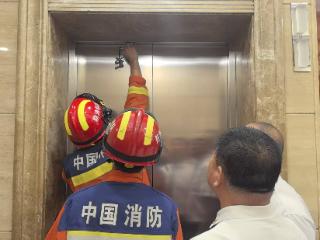 电梯内被困多人 长春消防紧急出动救援