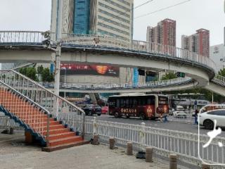 阜阳一网红天桥为啥有点晃？ 部门：晃动幅度在正常范围 该桥处于正常运行状态