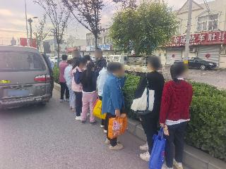 核载7人实载13人 一小型普通客车超员被查处