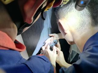 女子不慎被铁环卡住手指，长春消防精细破拆救援