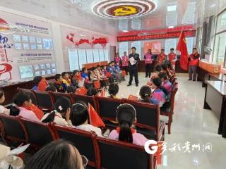 普安盘水街道平桥村开展“感党恩·迎中秋·庆国庆·送温暖”主题党日活动