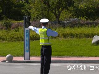 “警察蓝”守护“中国红” 枣庄高新区公安交警联动筑牢安全防线