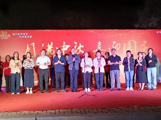 上高街道双龙社区举办“月满中秋 喜迎国庆”文艺汇演