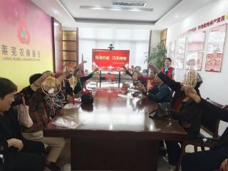 月满华诞 巧手传情——莱芜农商银行文化南路分理处开展中秋挂饰DIY活动