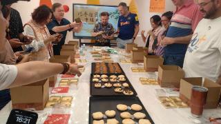 中外友人共做月饼!烟台文化交流飘香迎中秋 中外友人共做月饼!烟台文化交流飘香迎中秋