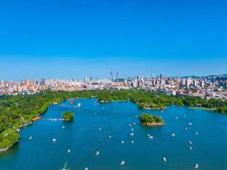 济南市历下区：泉水人家 诗意栖居，千年底蕴与现代活力和谐交融
