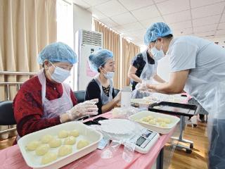 大西洋新城社区“巧手烘焙 月满邻里”中秋节月饼制作活动圆满完成