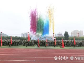 枣庄职业学院举行2025级新生军训风采展示暨开学典礼