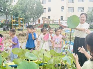 东营市利津县北宋镇中心幼儿园开展制作“荷叶花洒”活动
