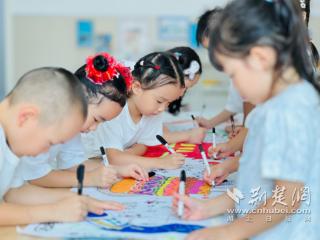 以画寄情，幼儿园萌娃献礼祖国