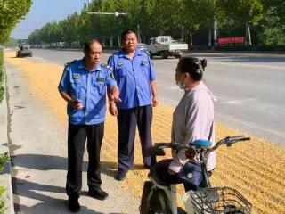 滨城区秦皇台乡：规范晒粮秩序，守护道路安全