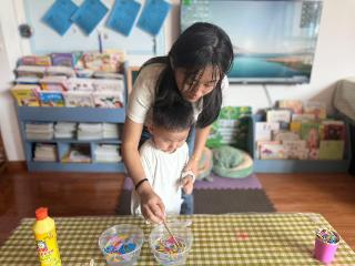 东营市东营区牛庄镇中心幼儿园开展“逃跑的纸屑”科学小实验