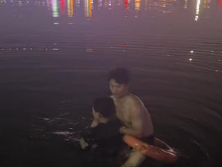 凡人歌|路遇市民意外落水，小伙奋不顾身抓起泳圈勇救落水者