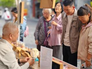 非遗蛋雕技艺走进钟楼街