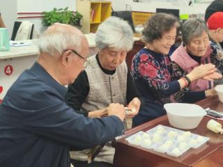 老少齐聚一堂 动手制作月饼