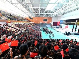 一座城与一群人的共进