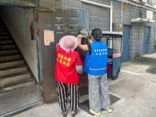 安居街道八里庙社区开展清理小广告志愿服务活动
