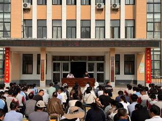 莒南县文疃镇初级中学举办 2025 年秋季法治报告会