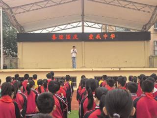 莒南八小开展“喜迎国庆，爱我中华”主题升旗仪式教育活动