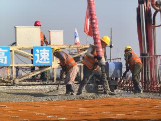中建七局总承包公司基础设施分公司郑许高速“黄金周”鏖战正酣