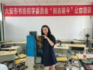 笔墨载初心 十二载育桃李——记党员教师曹中秀的德美育人路