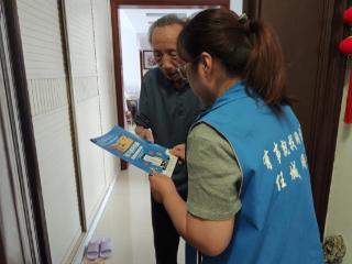 南苑街道水景园社区开展“网格员入户 暖心护老人防诈”宣传活动